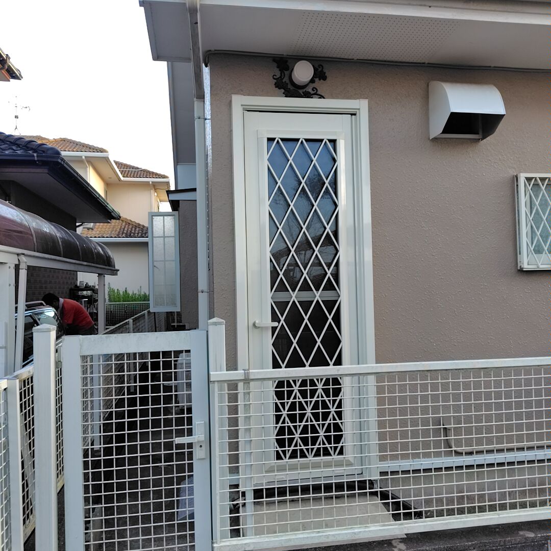 🏠勝手口ドア🏠古い勝手口ドアをLIXILリシェントに交換し、防犯性・断熱性アップ